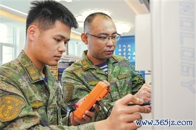 张庆山（右）和冯雪锋检测流露参数。